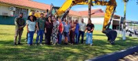 O município recebe uma nova escavadeira para reforço da infraestrutura local.